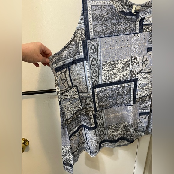 602- Beautiful sleeveless blouse - Picture 5 of 8